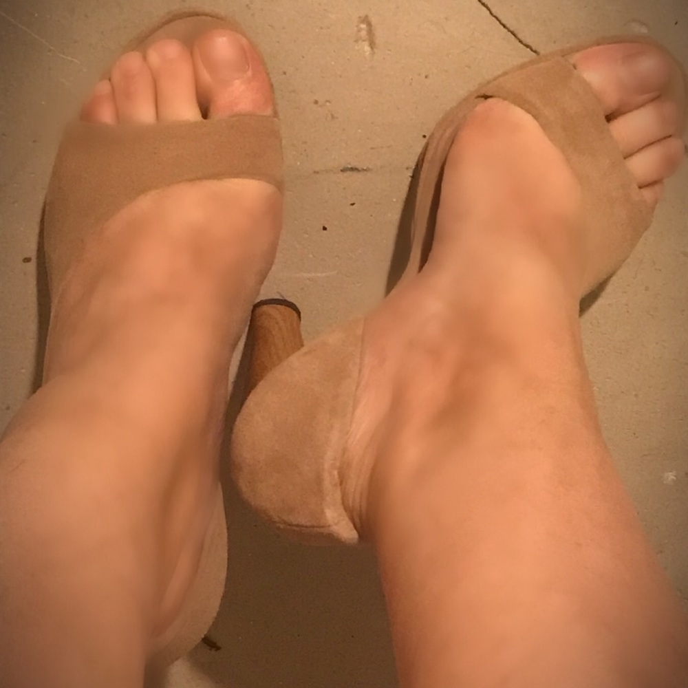 BCBGMAXAZRIA TAN BEIGE SUEDE WOOD HEEL